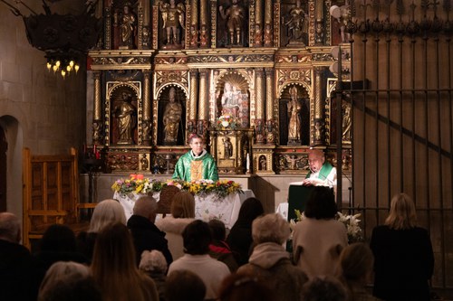 Autoritats i veïns omplen l'església parroquial en la primera missa oficiada a la parròquia pel Bisbe Coadjutor