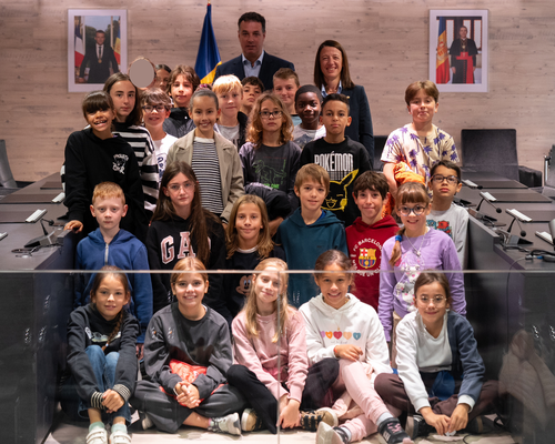El Comú acull una visita d'alumnes de l'escola francesa per apropar les institucions als més joves