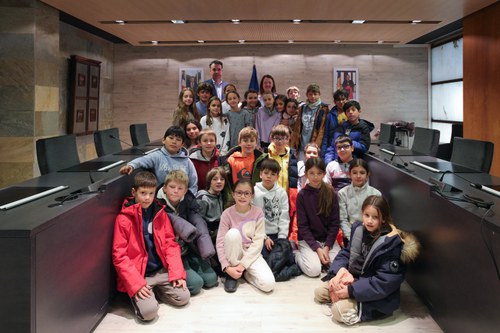 El cònsols guien la visita d'alumnes de l'escola andorrana per les dependències comunals