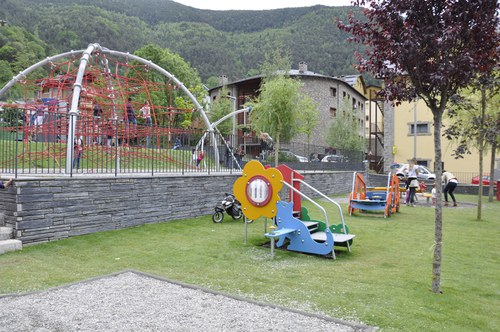 Instal·lada una càmera de videovigilància al parc infantil