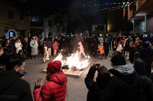 El Rei Carnestoltes d'Ordino dispara abans de ser cremat: padrins privilegiats i joves oblidats