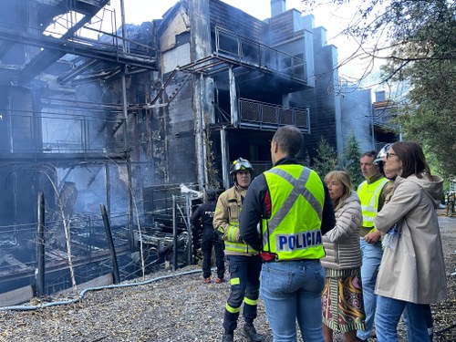 Els Bombers segueixen treballant per extingir l’incendi declarat aquesta matinada a la urbanització de La Querola d’Ordino