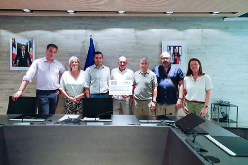 Els ramaders d'Ordino entreguen el xec benèfic a l'Associació Hi Arribarem
