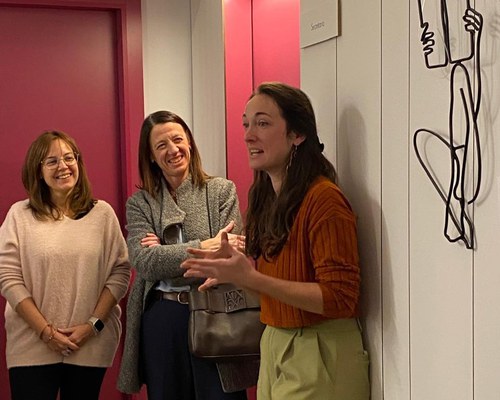 L’escultora Emma Regada inaugura 'Art lineal', una mostra que explora la subtilesa del ferro i la connexió entre dona i natura