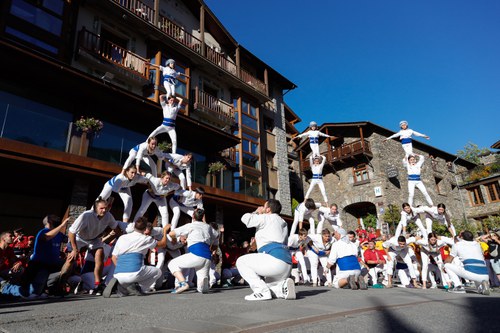 La Diada del Pirineu dels Castellers omple Ordino de torres humanes i tradició