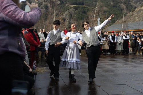 La farsa burlesca de l'Ossa d'Ordino torna a omplir la plaça de Prat de Call