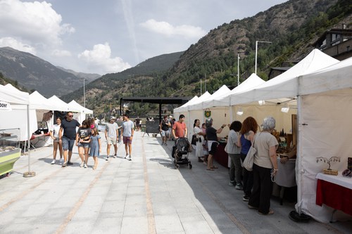 Els visitants gaudeixen de 'Pirene' al Mercat Artesanal d’Ordino