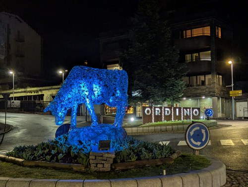 Ordino s'il·lumina de blau