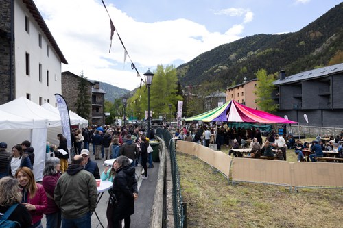 Prop de 1.000 visitants contribueixen a consolidar la Fira del Vermut a la Cortinada