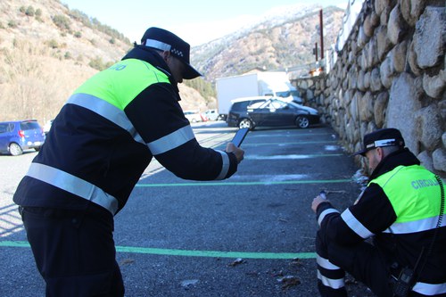 Reforç de la vigilància per la recollida d'excrements al camí Ral i als prats de cultiu