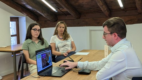 Una cinquantena de persones de la xarxa Best Tourism Villages escolten l'experiència d'Ordino